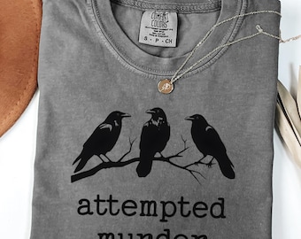 Maglietta divertente Comfort Colors® con tentato omicidio e corvo, maglietta con umorismo nero per birdwatcher, maglietta per Halloween, regalo per birdwatcher, maglietta spettrale