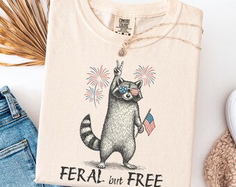 Maglietta Comfort Colors® con procione selvaggio ma libero, maglietta divertente per il 4 luglio, maglietta patriottica con procione, outfit per il giorno dell'indipendenza, maglietta con procione USA