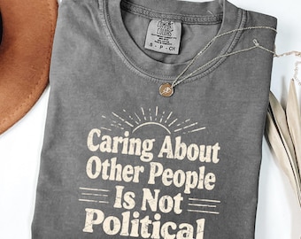Camiseta Comfort Colors® "Preocuparse por los demás no es político", camiseta de activista liberal, regalo feminista, camiseta de justicia social