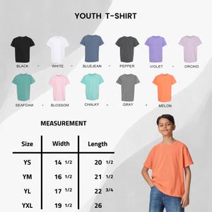 Puede incluir: Una selecci&oacute;n de camisetas juveniles en varios colores, incluyendo negro, blanco, azul vaquero, pimienta, violeta, orqu&iacute;dea, espuma de mar, flor, tiza, gris y mel&oacute;n. Se proporcionan medidas para las tallas YS, YM, YL y YXL. Un joven lleva una camiseta color mel&oacute;n.