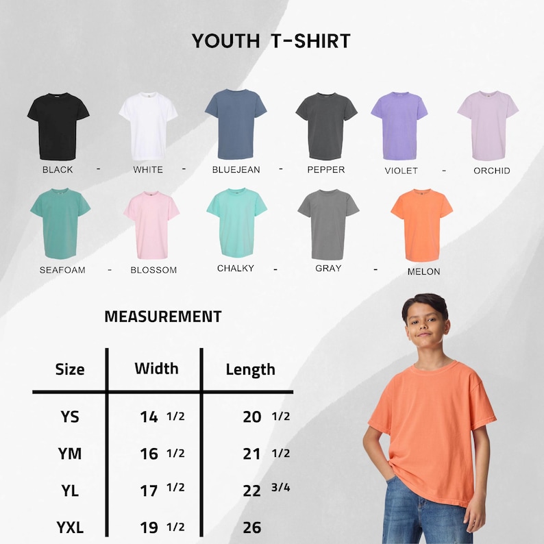 Puede incluir: Una selecci&oacute;n de camisetas juveniles en varios colores, incluyendo negro, blanco, azul vaquero, pimienta, violeta, orqu&iacute;dea, espuma de mar, flor, tiza, gris y mel&oacute;n. Se proporcionan medidas para las tallas YS, YM, YL y YXL. Un joven lleva una camiseta color mel&oacute;n.