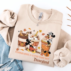Pumpkin Spice och allt fint Disney-tröja, Disneyland Halloween-resa-tröja Musse Pigg och vänner höst-Halloween-tröja för kaffeälskare bild 1
