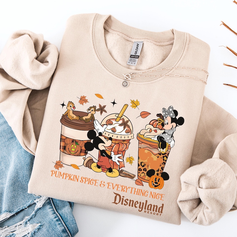 Pumpkin Spice och allt fint Disney-tröja, Disneyland Halloween-resa-tröja Musse Pigg och vänner höst-Halloween-tröja för kaffeälskare bild 1