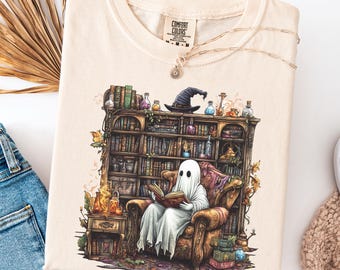 Comfort Colors® レトロゴースト読書本シャツ、司書ゴーストハロウィン、ハロウィン先生シャツ、ハロウィンシャツ、先生へのギフト