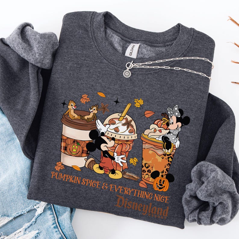Pumpkin Spice och allt fint Disney-tröja, Disneyland Halloween-resa-tröja Musse Pigg och vänner höst-Halloween-tröja för kaffeälskare bild 5