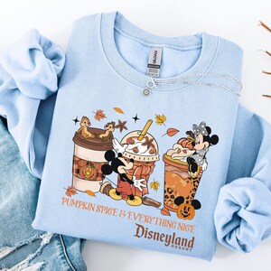 Pumpkin Spice och allt fint Disney-tröja, Disneyland Halloween-resa-tröja Musse Pigg och vänner höst-Halloween-tröja för kaffeälskare bild 3
