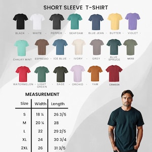 K&ouml;nnte beinhalten: Darstellung von Kurzarm-T-Shirts in verschiedenen Farben, darunter Schwarz, Wei&szlig; und Jeansblau. Das Bild zeigt auch eine Gr&ouml;&szlig;entabelle mit Gr&ouml;&szlig;en von S bis 2XL, mit Breiten- und L&auml;ngenma&szlig;en in Zentimetern.