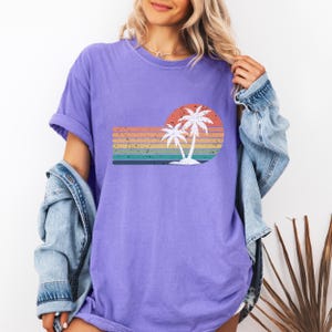 Camiseta retro de isla tropical Comfort Colors®, camiseta vintage de verano con atardecer, conjunto de palmeras coloridas, camiseta playera, regalo para vacaciones de verano