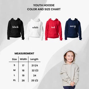 Op de afbeelding: Een kleuren- en maattabel voor kinderhoodies toont zwarte, witte, rode en marineblauwe hoodies. De tabel bevat afmetingen voor de maten S, M, L en XL, met afmetingen in cm. Een jong meisje draagt een hoodie.