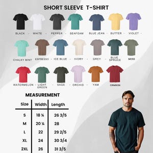 K&ouml;nnte beinhalten: Eine Auswahl an Kurzarm-T-Shirts in verschiedenen Farben, darunter Schwarz, Wei&szlig; und Jeansblau. Das Bild enth&auml;lt eine Ma&szlig;tabelle mit Gr&ouml;&szlig;en von S bis 2XL, mit Breiten von 46.36 cm bis 66.04 cm und L&auml;ngen von 67.63 cm bis 80.96 cm.