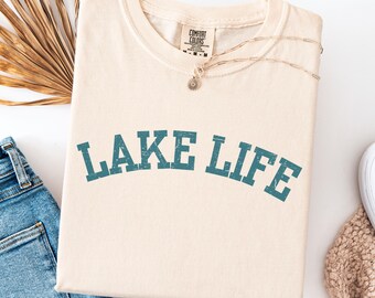 Koszulka Comfort Colors® Lake Life, Koszulka On The Lake, Strój Miłośnika Podróży, Prezent Dla Poszukiwacza Przygód, Odzież Wakacyjna i Kamperowa, Odzież Kamperowa