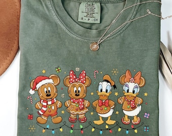 Camiseta navideña de Mickey con diseño de pan de jengibre de Comfort Colors®, Camiseta navideña de Mickey con diseño de pan de jengibre, Camiseta de Mickey y sus amigos con diseño de galleta de jengibre, Camiseta Disney