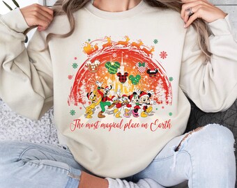 Sudadera "El lugar más mágico de la Tierra", Magic Kingdom Navidad, sudadera navideña de Mickey y sus amigos, sudadera navideña familiar de Disney.