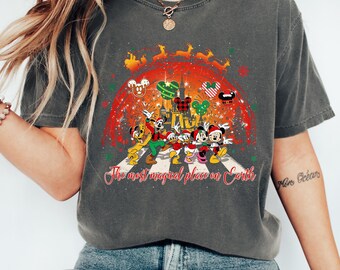 Camiseta Comfort Colors® "El lugar más mágico del mundo", camiseta navideña de Mickey y sus amigos, camiseta navideña del Reino Mágico, camiseta familiar de Disney
