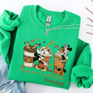Pumpkin Spice och allt fint Disney-tröja, Disneyland Halloween-resa-tröja Musse Pigg och vänner höst-Halloween-tröja för kaffeälskare bild 6