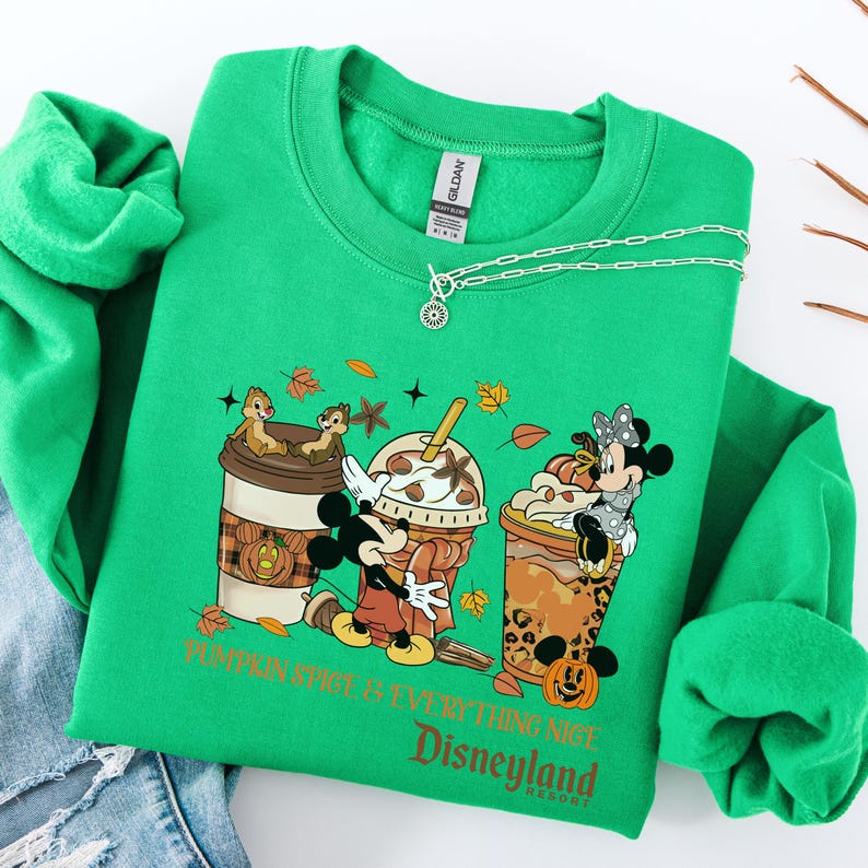 Pumpkin Spice och allt fint Disney-tröja, Disneyland Halloween-resa-tröja Musse Pigg och vänner höst-Halloween-tröja för kaffeälskare bild 6