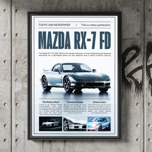 Könnte beinhalten: Ein gerahmtes Poster mit einem silbernen Mazda RX-7 FD Sportwagen. Das Poster enthält den Text "TOKYO JDM NEWSPAPER" und "MAZDA RX-7 FD". Zusätzliche Bilder des Autos werden darunter angezeigt.