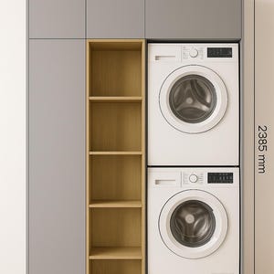 Puede incluir: Un armario gris con un centro de lavandería incorporado. La unidad mide 158 cm de ancho y 238,5 cm de alto. Cuenta con una lavadora y secadora apilables, y una estantería de madera. Los electrodomésticos son blancos.