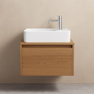 以下が含まれることがあります： 長方形の白い洗面台とクロム製の蛇口を備えたモダンなバスルームの洗面化粧台。洗面台は、引き出しが1つの木製キャビネットの上にあります。キャビネットは壁に取り付けられており、浮遊効果を生み出しています。