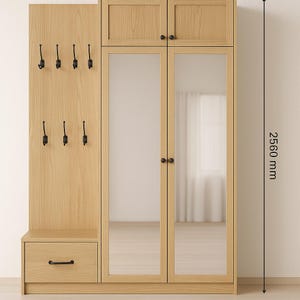 Könnte beinhalten: Ein helles Eingangsmöbel aus Holz mit einem Spiegelschrank, einer Schublade und Kleiderhaken. Das Möbelstück ist 256 cm hoch. Die Schranktüren haben schwarze Knöpfe. Das Möbelstück hat ein schlichtes, modernes Design.