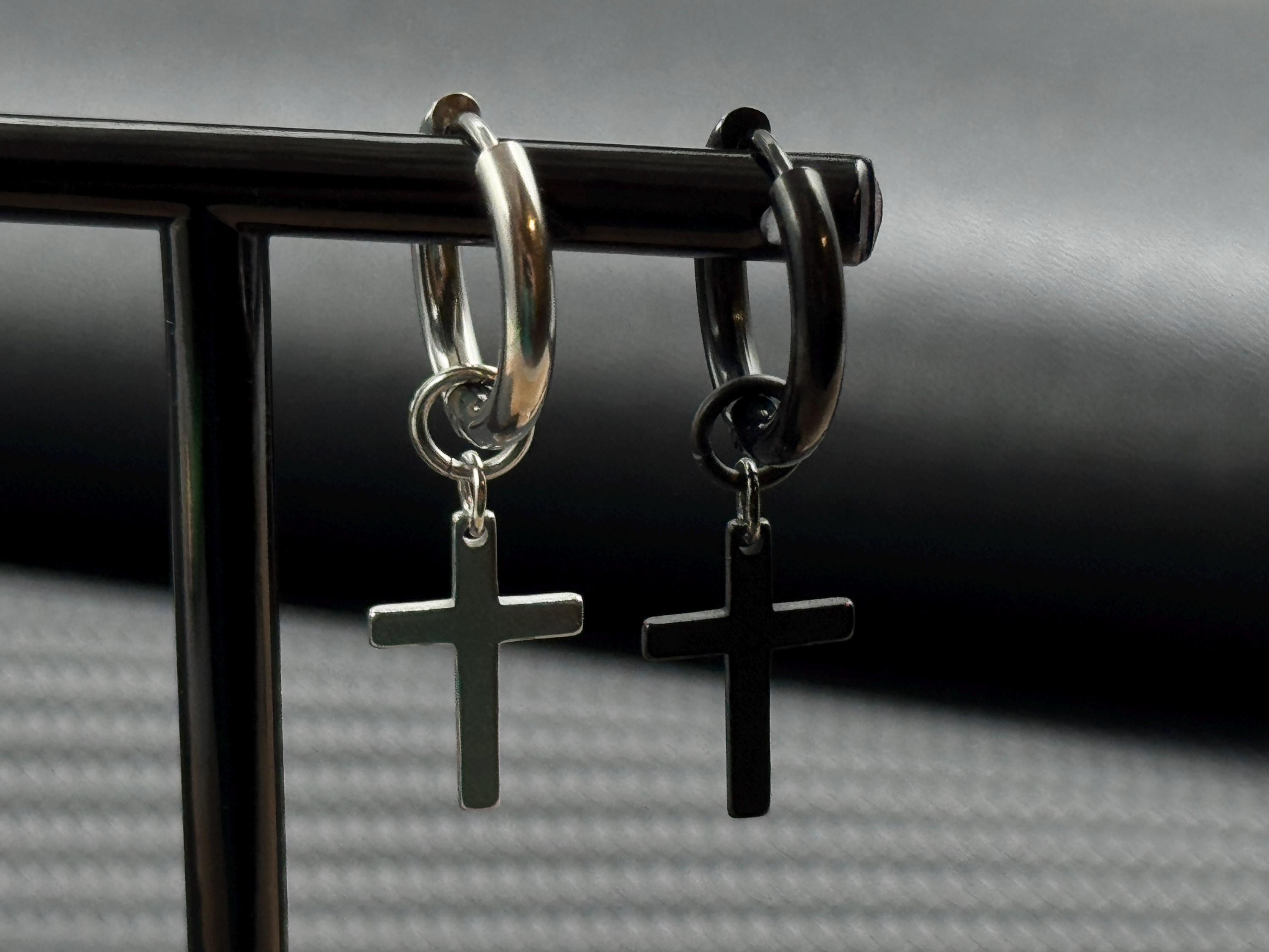 Orecchini A Goccia Croce Gotica Nera Gunmetal Unisex Fatti A Mano UK