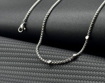 Minimalistische ketting met kubusaccenten – uniseks roestvrijstalen ketting 45 cm