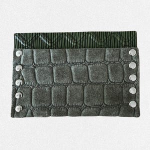 Porta-cartões em couro genuíno com textura de crocodilo, peça única feita à mão com tachas.