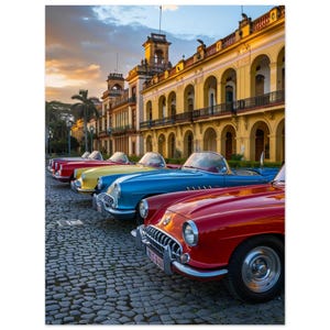 Stampa artistica di auto d'epoca dell'Avana degli anni '50 senza tempo • Classici americani colorati su ciottoli • Architettura coloniale • Luce dorata del mattino