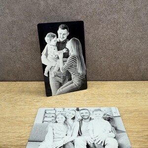 Gravur Fotokarte aus Aluminium | Personalisiert | EC Karten Format mit Wunschbild | Geschenk für Partner, Eltern und Familie