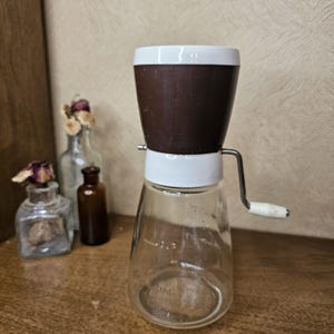 Vintage Nut Chopper – Federal Housewares USA – Glass Jar, Hand Crank, Brown Lid – Mid-Century Kitchen Tool