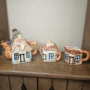 Vintage Cottageware Teapot Set – 1940s Japan – Ceramic House Teapot, Sugar Bowl & Creamer – English Cottagecore Kitchen Decor