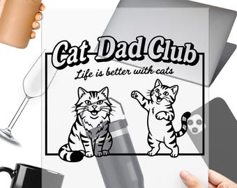 Op de afbeelding: Een UV DTF-sticker met de tekst "Cat Dad Club" en twee cartoonkatten. De sticker wordt met een hand omhoog gehouden, en andere items in de afbeelding zijn een koffiebeker, een wijnglas, een zwarte mok en een laptop.