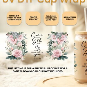 以下が含まれることがあります： UV DTFカップラップ。花柄のデザインと「Come near to God and He will come near to you - James 4:8」のテキスト。耐水性で、熱プレスは不要です。