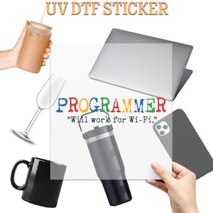 Puede incluir: Imagen promocional con un portátil, un smartphone, una taza de café y un vaso. El texto "PROGRAMMER" se muestra con el lema "Will work for Wi-Fi". También se muestra una pegatina UV DTF transparente.