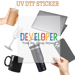 Puede incluir: Un juego de tres tazas de cerámica con un acabado mate moteado. Cada taza presenta un color diferente: azul claro, crema y gris. Las tazas tienen un diseño simple y moderno y un asa cómoda.