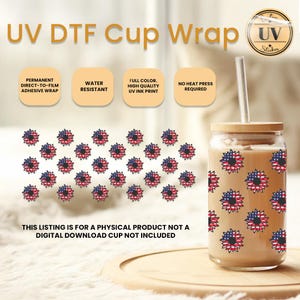 Puede incluir: Un vaso de vidrio transparente con tapa de bambú y pajita, decorado con un diseño floral rojo, blanco y azul. El texto "UV DTF Cup Wrap" es visible. El anuncio es para un producto físico, no una descarga digital.