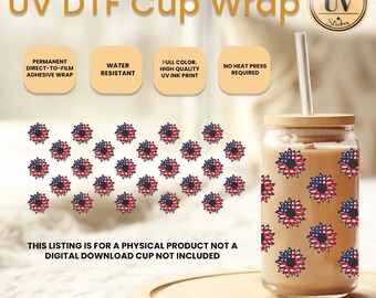 Op de afbeelding: Een glazen beker met een bamboe deksel en een rietje, versierd met een rood, wit en blauw bloemmotief. De tekst "UV DTF Cup Wrap" is zichtbaar. De aanbieding is voor een fysiek product, geen digitale download.