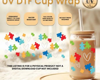 Op de afbeelding: Een doorzichtige glazen beker met een bruin deksel en een rietje. De beker is versierd met een kleurrijk puzzelstuk en hartontwerp. De tekst "UV DTF Cup Wrap" staat bovenaan de afbeelding. De tekst "This listing is for a physical product not a digital download cup not included" staat onderaan de afbeelding.