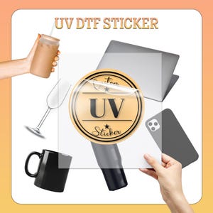 Könnte beinhalten: Ein transparenter Aufkleber mit einem goldenen Kreis und schwarzem Text, der "Custom UV Sticker" auf weißem Hintergrund lautet. Der Aufkleber ist auf einem Laptop, einer Handyhülle, einer Tasse, einem Glas und einer Wasserflasche platziert.