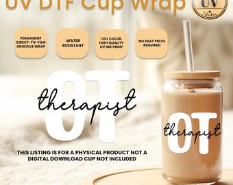 Op de afbeelding: Een helder glazen beker met een bamboe deksel en rietje, met een wit "OT therapist" ontwerp. De afbeelding toont ook tekst: "UV DTF Cup Wrap", "Permanent Direct-to-Film Adhesive Wrap", "Water Resistant", "Full Color High Quality UV Ink Print", en "No Heat Press Required".