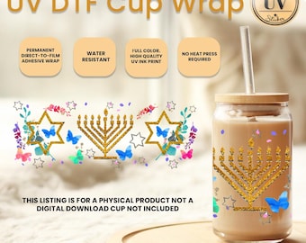 Op de afbeelding: Een glazen beker met een bamboe deksel en een rietje, versierd met een gouden menora en vlinders. De bekerwrap is UV DTF, met de tekst "UV DTF Cup Wrap". Deze aanbieding is voor een fysiek product, geen digitale download.