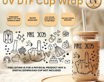 Op de afbeelding: Een helder glazen beker met een bamboe deksel en rietje, met een UV DTF-wikkel. De wikkel bevat huwelijk gerelateerde illustraties en de tekst "MRS. 2025". De afbeelding toont ook informatie over de productkenmerken.