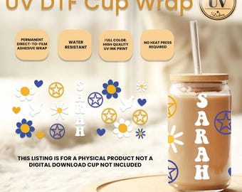 Op de afbeelding: Een gepersonaliseerde bekerwrap met de naam "SARAH" in witte letters en een blauw en geel madeliefje-ontwerp. De wrap is gemaakt met een permanente direct-to-film-lijm en is waterbestendig. Deze aanbieding is voor een fysiek product, de beker is niet inbegrepen.
