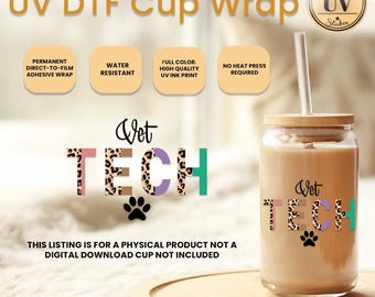 Op de afbeelding: Een helder glazen beker met een bamboe deksel en rietje, gevuld met een lichtbruine drank. De beker is voorzien van de tekst "Vet TECH" met een pootafdruk en de woorden "UV DTF Cup Wrap". De afbeelding bevat ook productkenmerken.