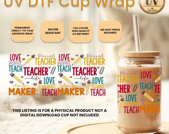 Op de afbeelding: Een heldere glazen beker met een bamboe deksel en een rietje. De beker heeft een kleurrijk ontwerp met de woorden "Love, Inspire, Teach, Maker" en "Teacher" met potloden en harten. De afbeelding bevat ook tekst over de bekerwikkel.
