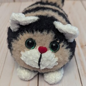 Crochet Plush Cat Toy – Round Tabby Kitten – Handmade Stuffed Animal – Cute Gift for Kids & Cat Lovers – Soft Amigurumi Cat
