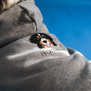 Sweat à capuche et vêtements brodés personnalisés pour chien