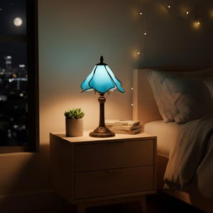 Vintage blommig bordslampa, sänglampa i målat glas, retro skrivbordslampa, elegant accentbelysning för sovrum, unik blommig heminredning