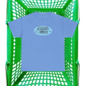 Camiseta unisex con pegatina de fruta de arándano, camiseta con gráfico, camiseta con etiqueta de arándano, regalo divertido para los amantes de los arándanos, camiseta para amantes de la fruta imagen 1