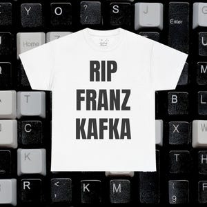 Koszulka RIP Franz Kafka Unisex Literacka koszulka graficzna Koszulka z odważnym tekstem dla miłośników książek Koszulka z ironicznym autorem Koszulka vintage fit indie bookish